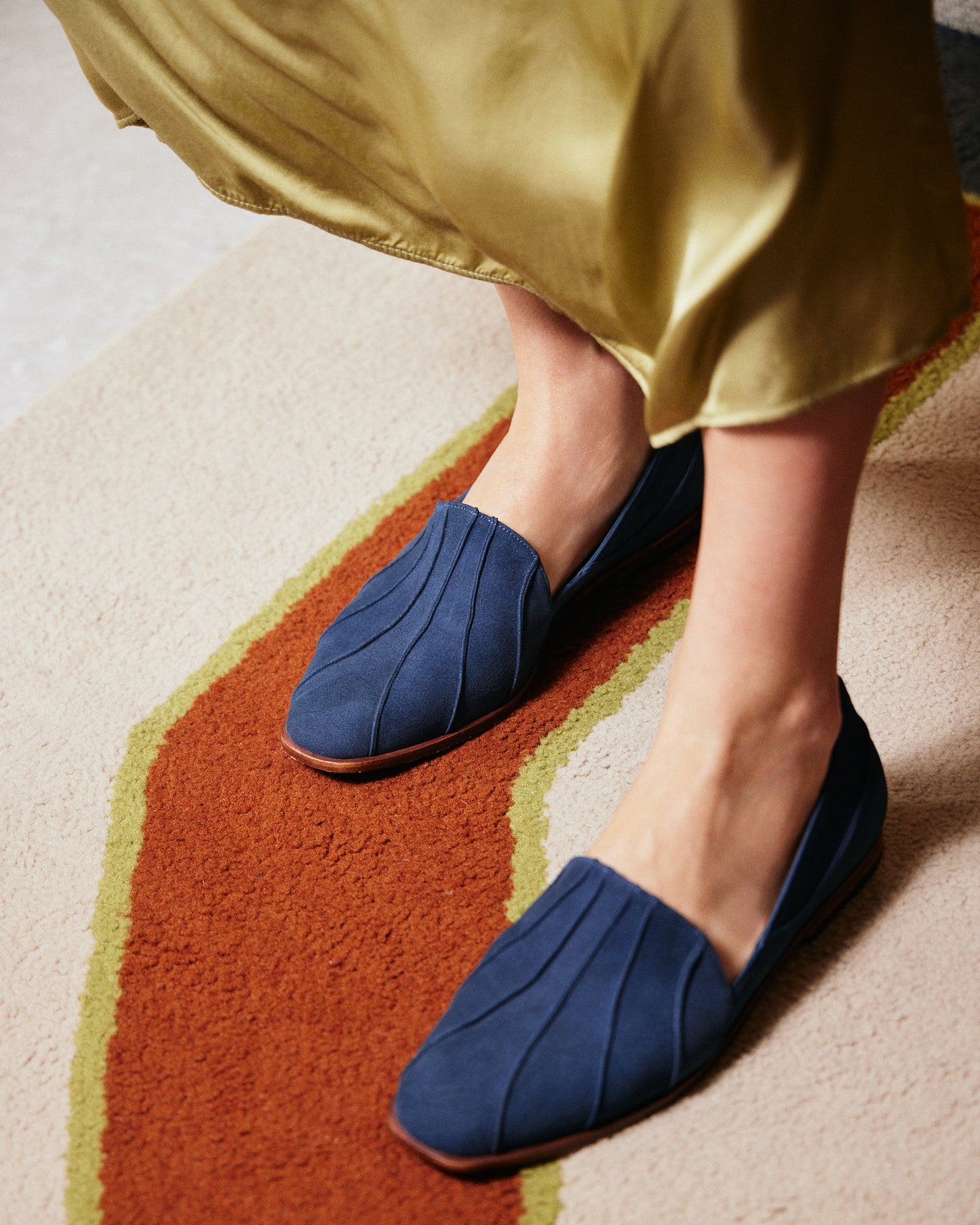 look mocassim de couro azul
