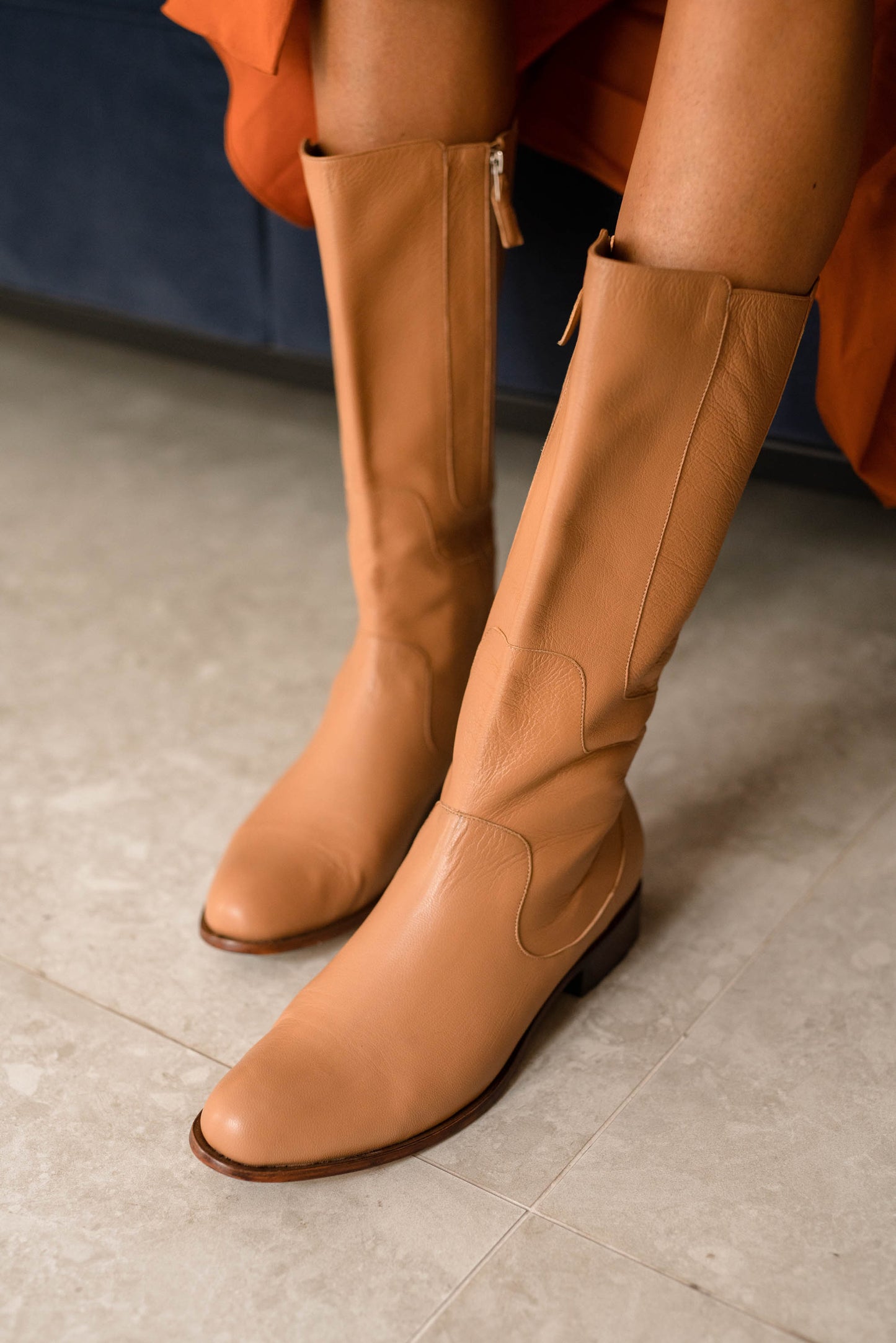 look bota cano alto de couro caramelo