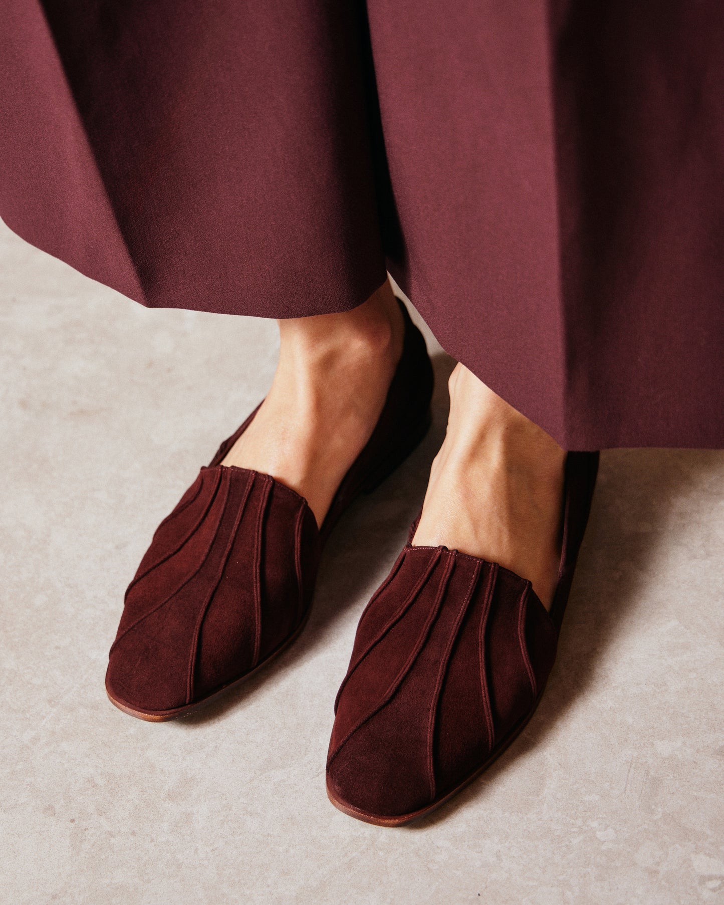 look mocassim de couro vinho confortável