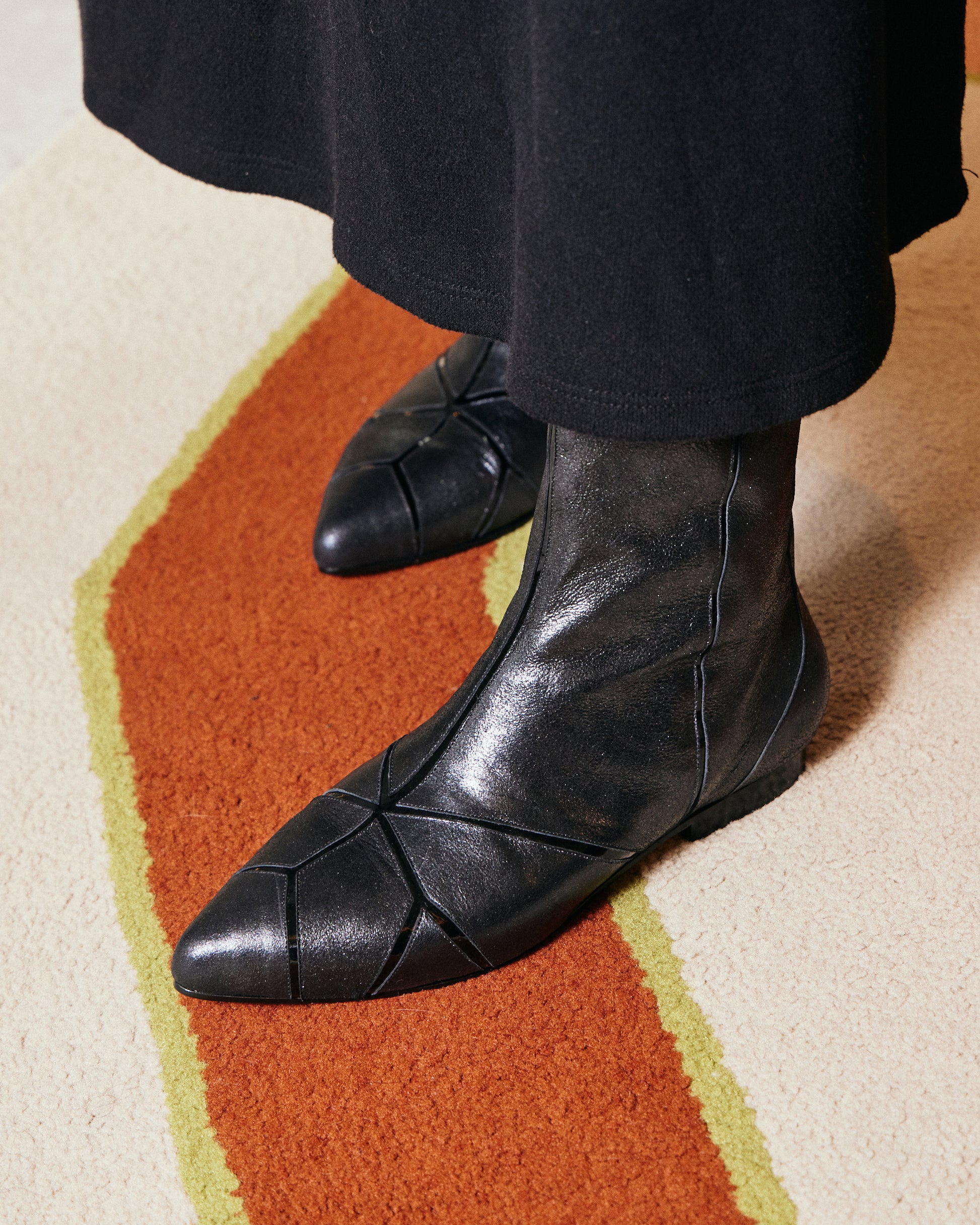 bota de couro preta bico fino com cano alto 