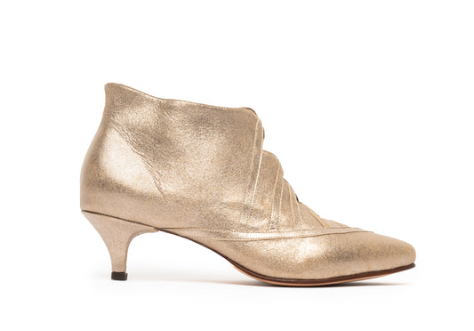 bota feminina de bico fino de couro dourada