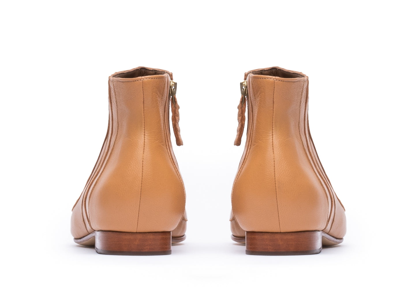 bota de couro salto baixo, bico fino , bege 