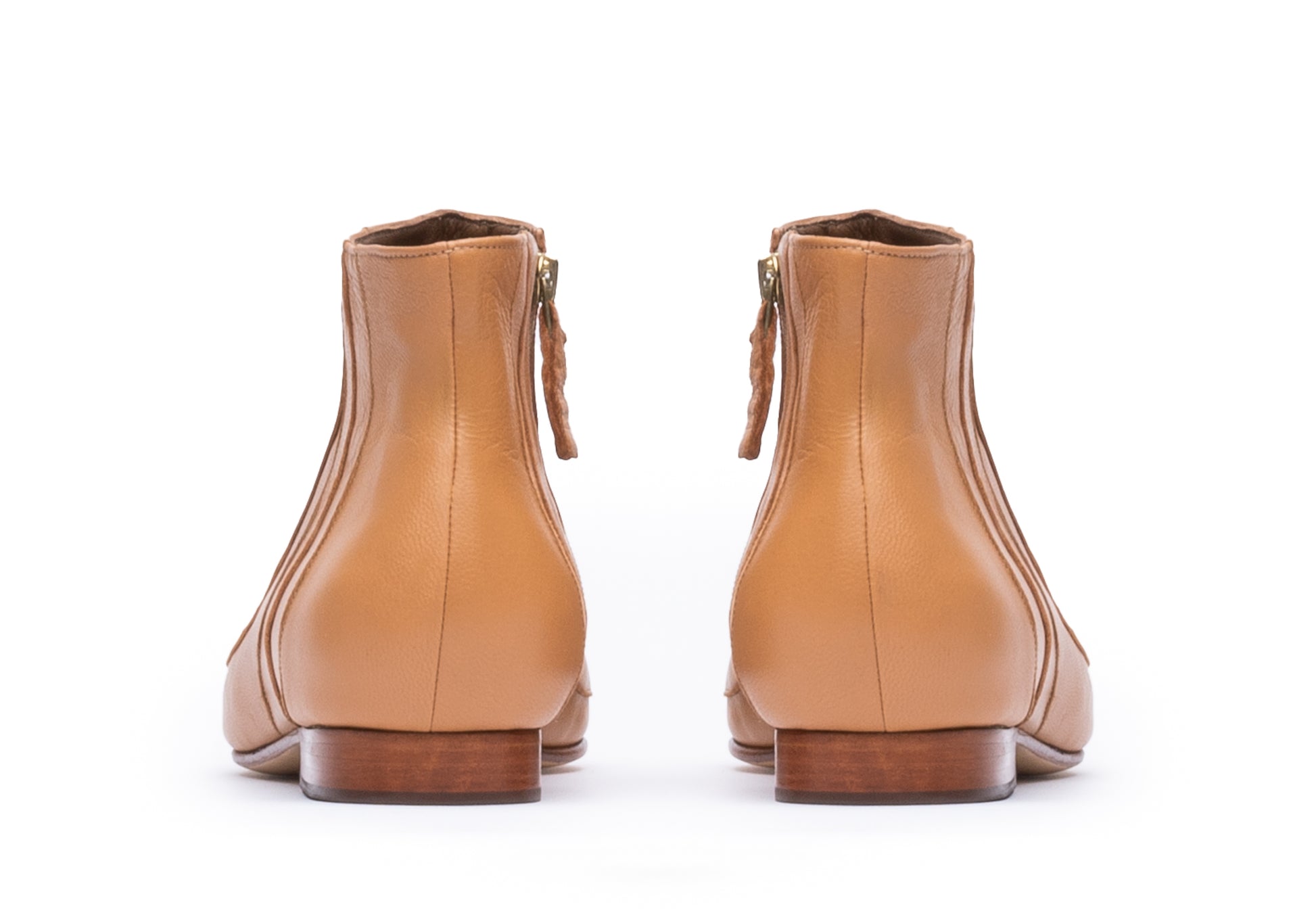 bota de couro salto baixo, bico fino , bege 