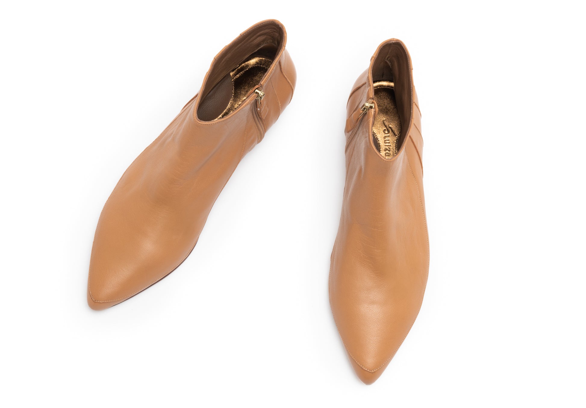 Bota elegante de couro bico fino e cano curto bege 
