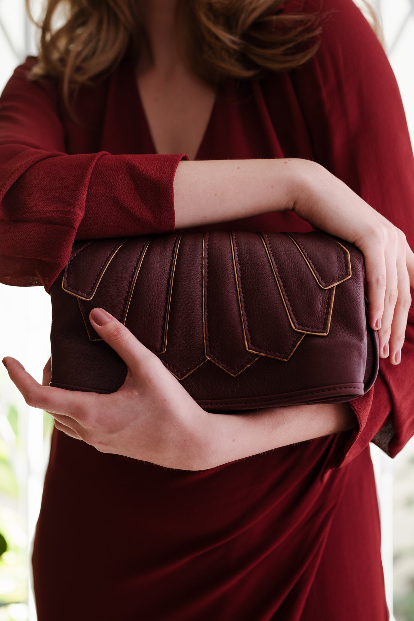 bolsa de couro marrom e ouro velho