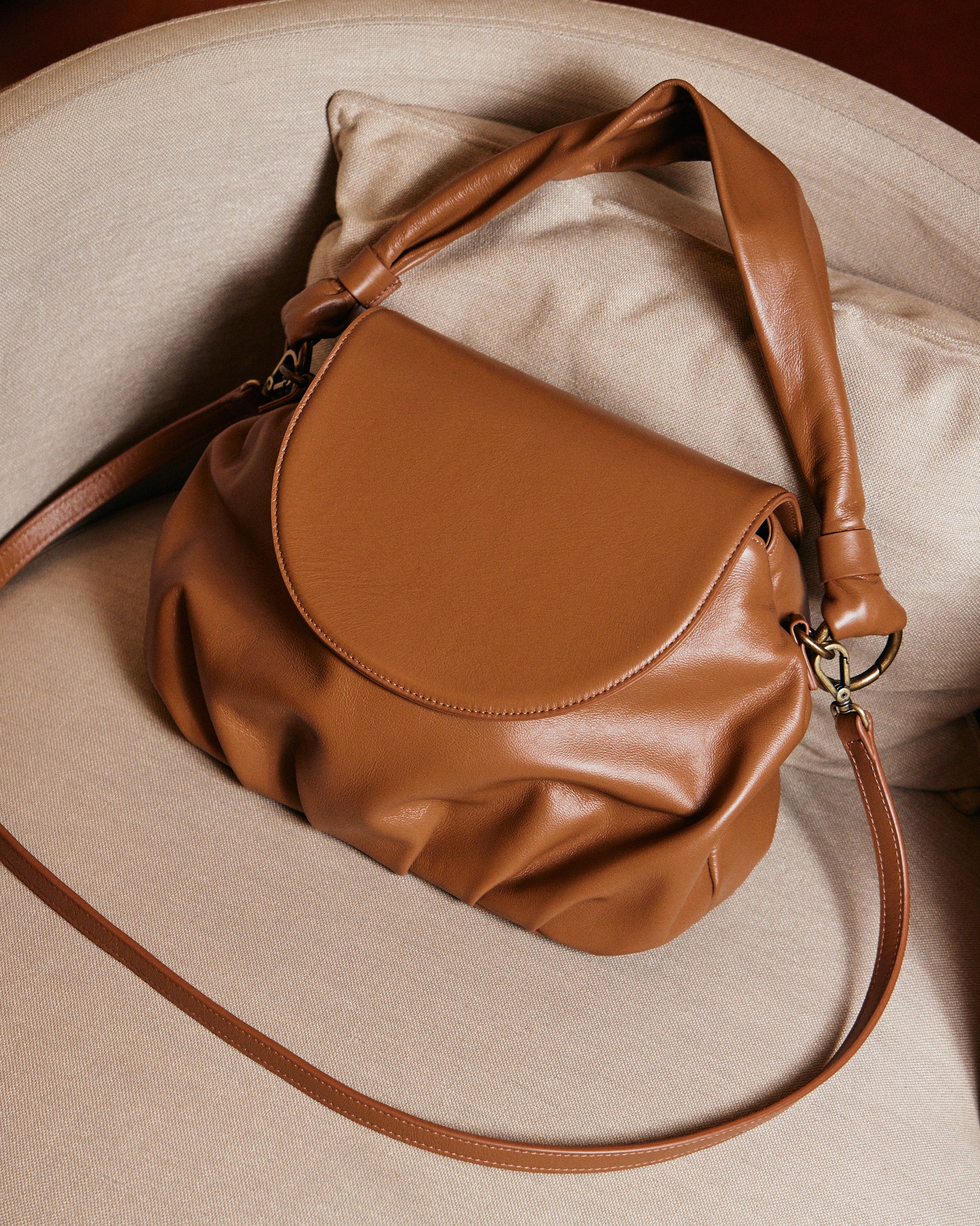 Bolsa artesanal de couro caramelo super leve 