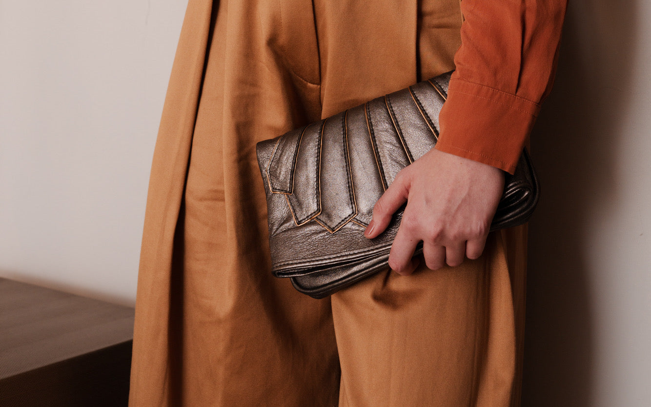 Bolsa clutch de couro aço a tiracolo