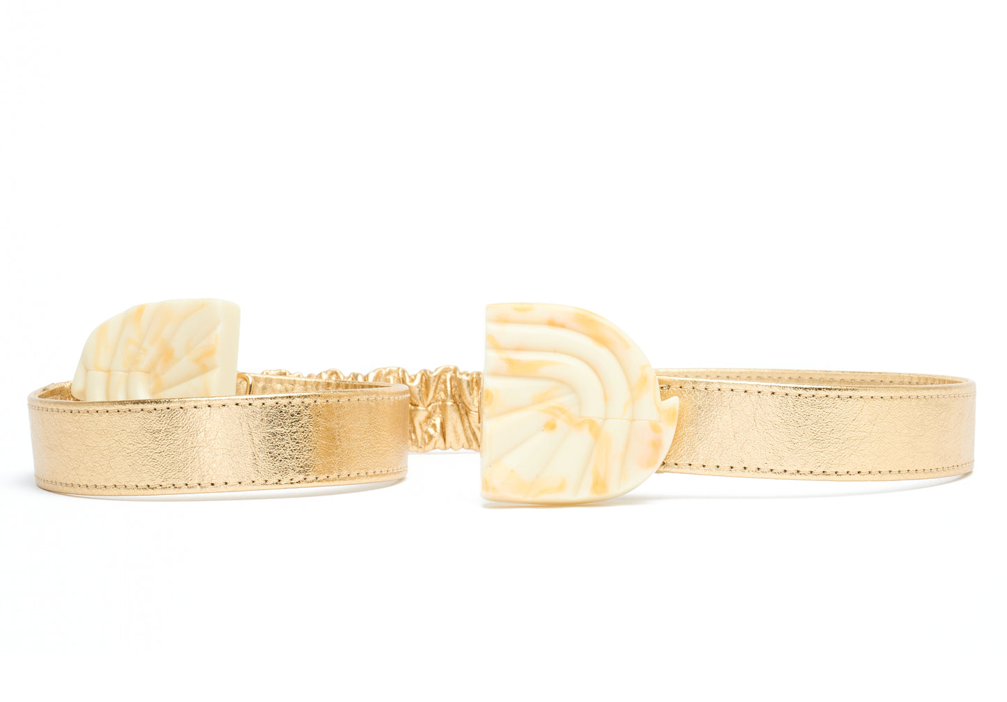 cinto artesanal de couro dourado com fivela chique