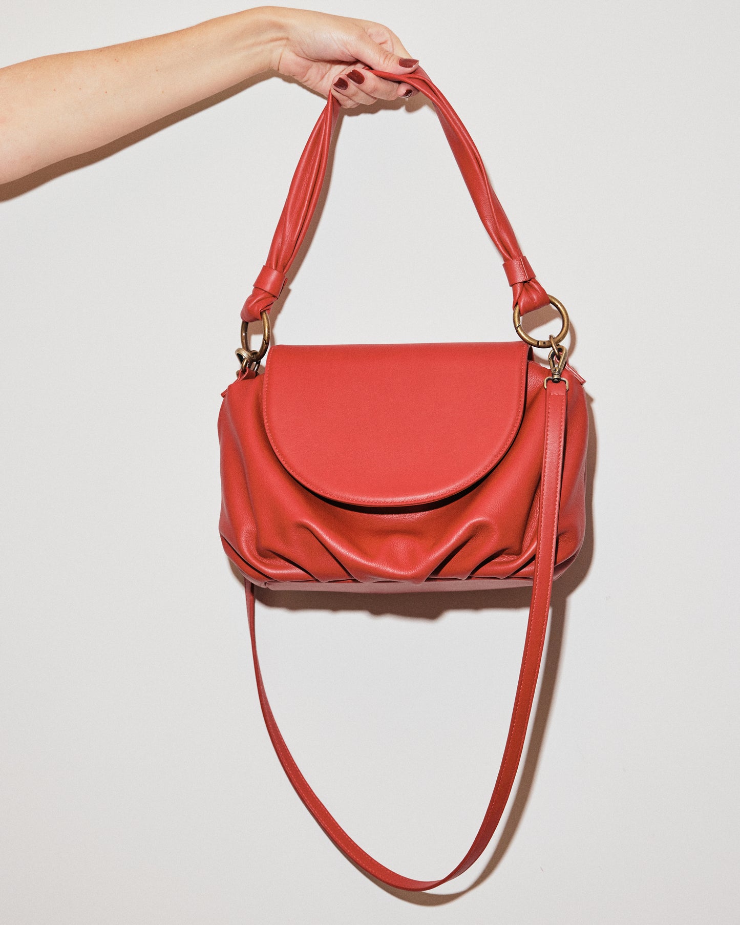 bolsa artesanal de couro vermelha